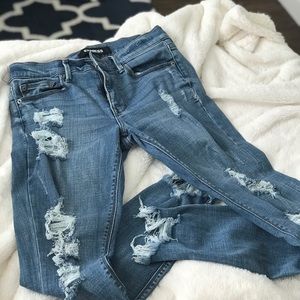 Distressed jeans’